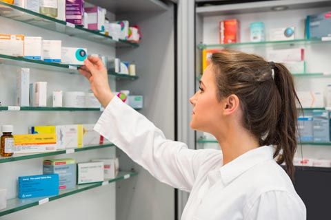 Farmacia Tahiche mujer observando medicamentos